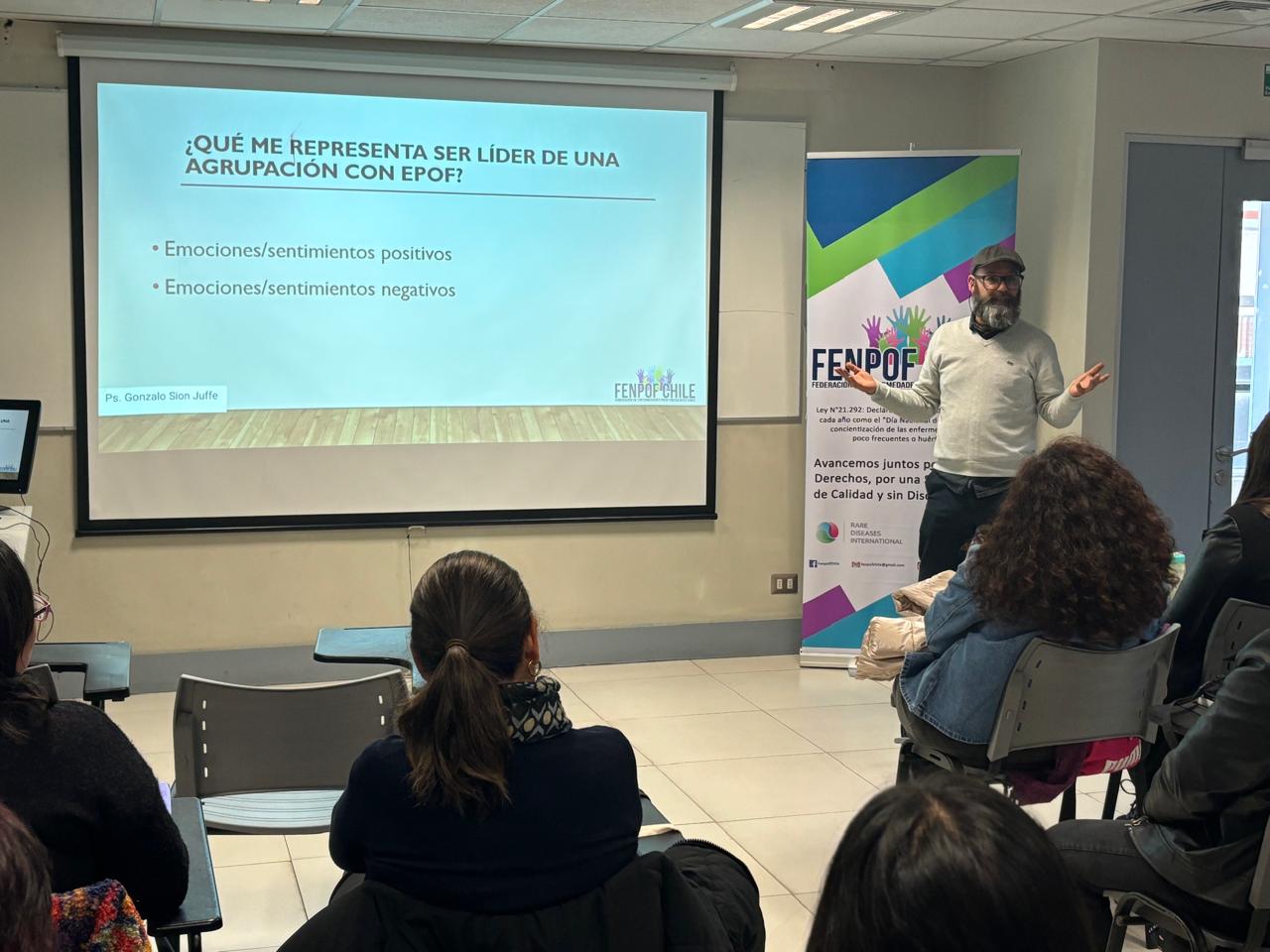 Gonzalo Sion Juffe exponiendo ante líderes de organizaciones de enfermedades poco frecuentes