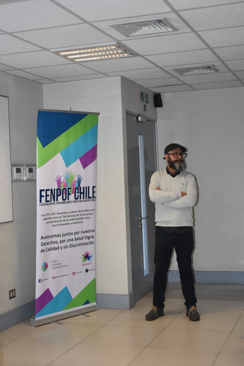 Gonzalo Sion Juffe junto al pendón de FENPOF Chile