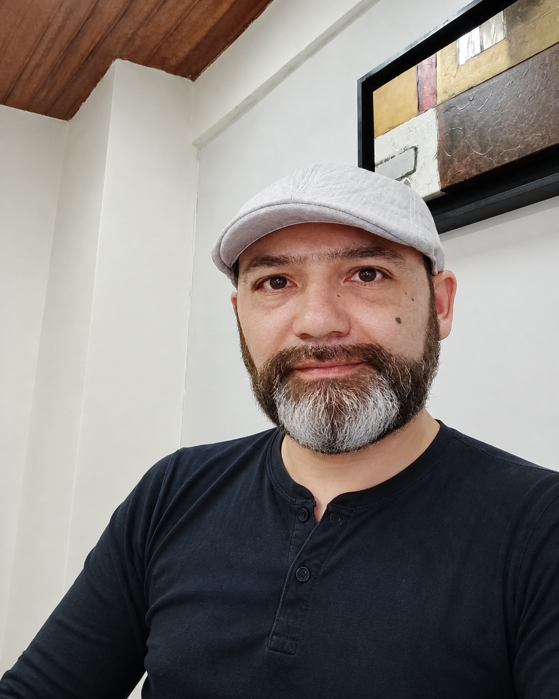 Gonzalo Sion Juffe con camiseta negra, retrato de medio cuerpo